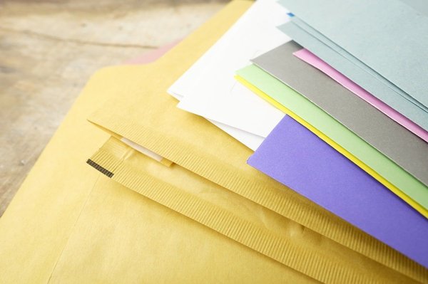 Les enveloppes en plastique dans l’économie circulaire : mythes et réalités